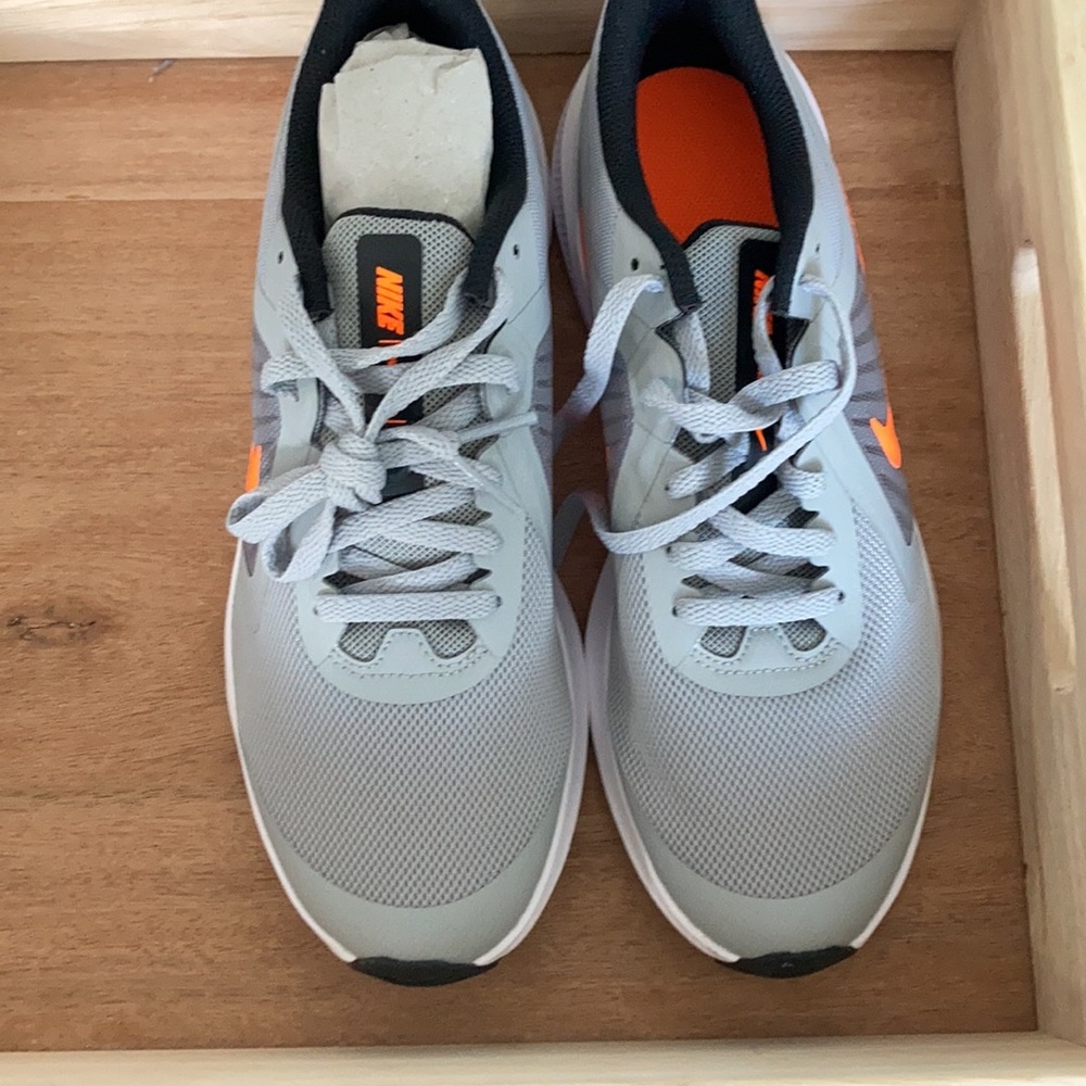NEW Nike big kids sneaker - Picture 2 of 3